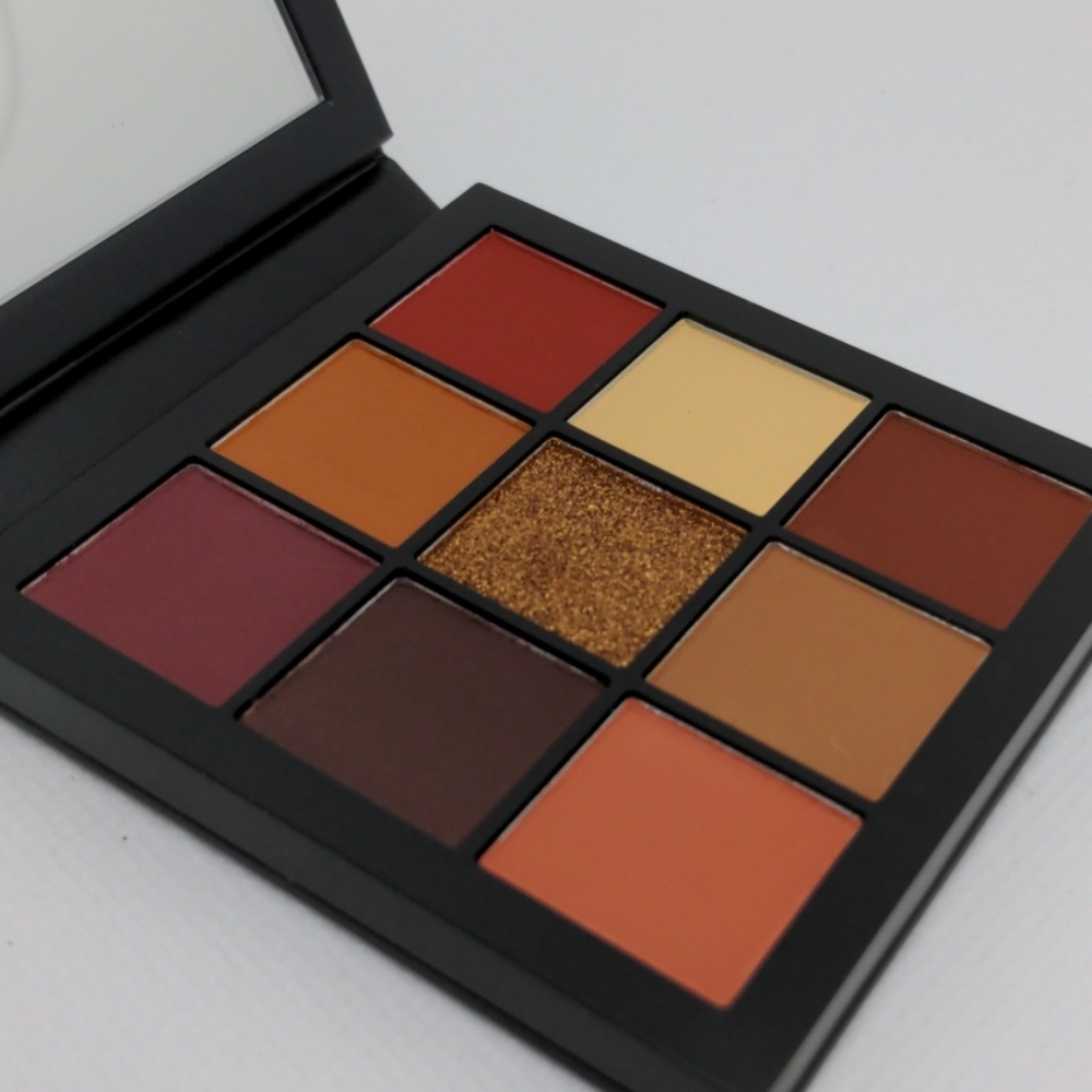 Huda Beauty warm brown eyeshadow palette